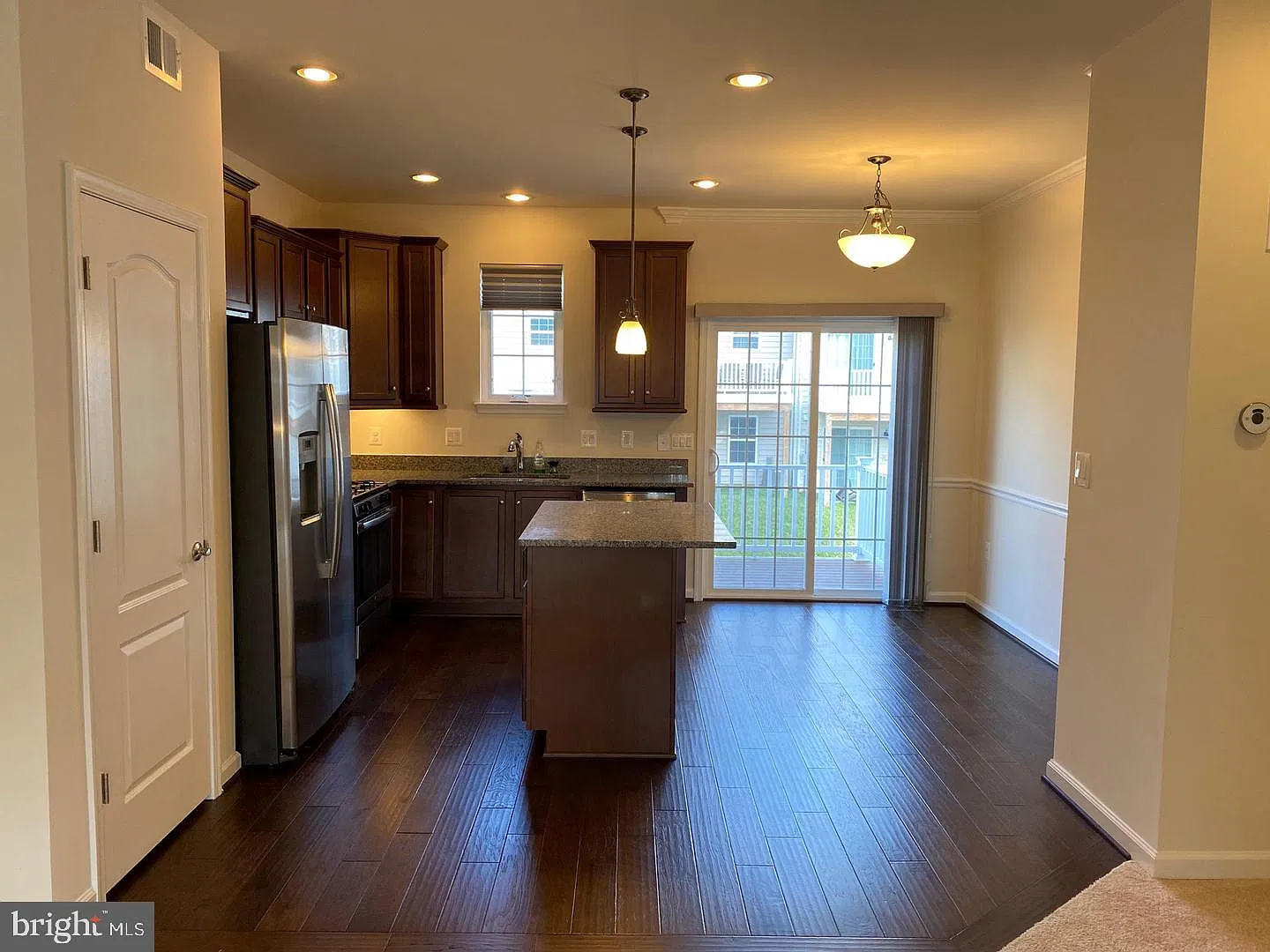 3 bed, 3.0 bath, 1730 sqft, $2,500 — Photo 3