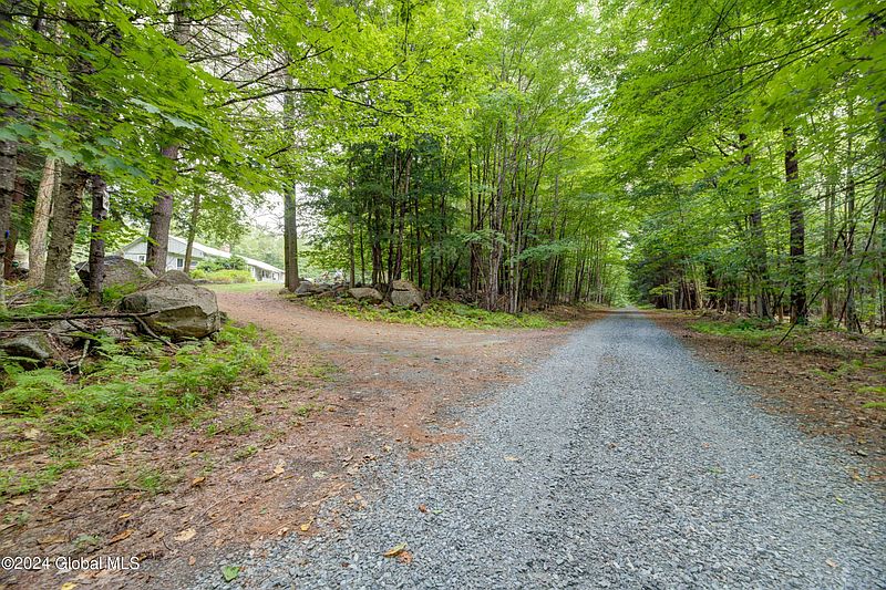 3rd image of 370 King Road