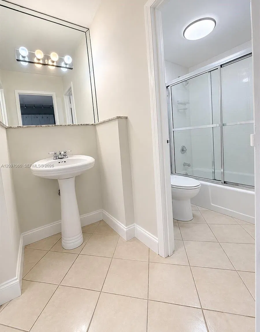 The Decoplage Condo — Photo 3