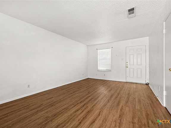 3rd image of 1901 Cedarhill Dr
