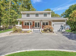 697 Meadow Rd, Smithtown, NY 11787