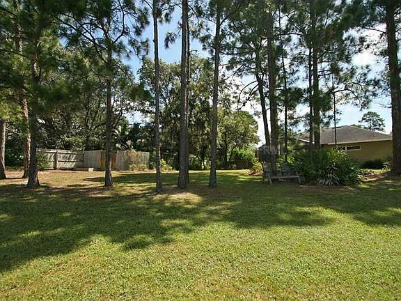 3rd image of 140 Lake Crescent Dr