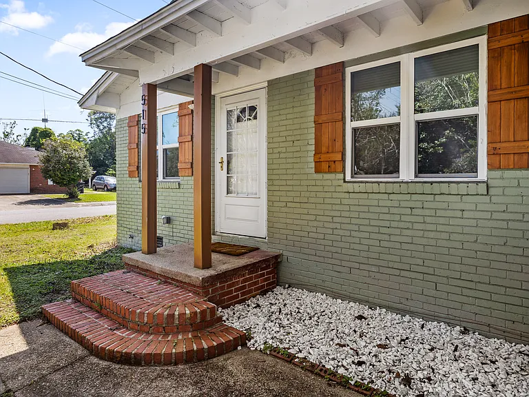 515 E Scott St — Photo 41