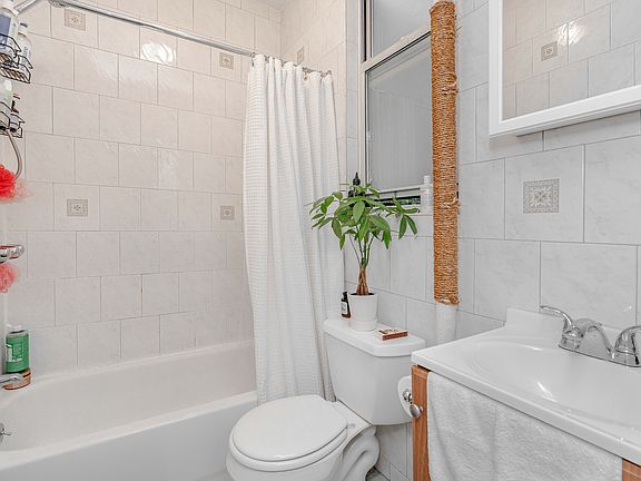 5th image of 168 Montrose Ave APT 3R