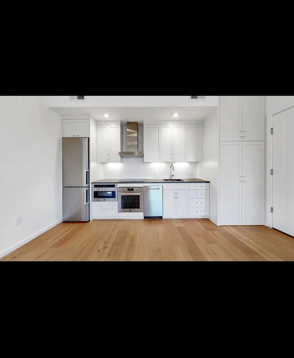 18 N Main St — Photo 3