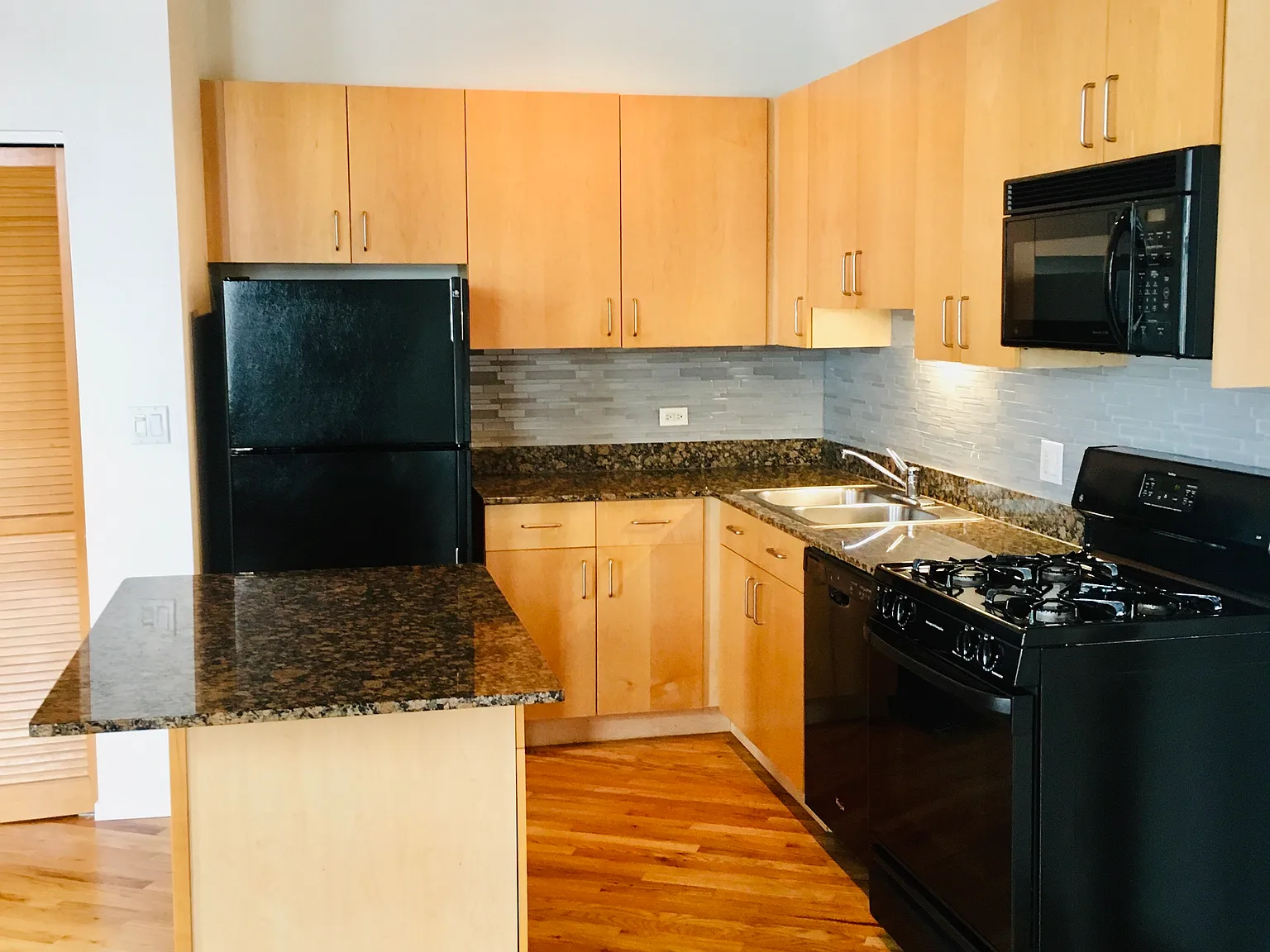 1 bed, 900 sqft, $2,400 — Photo 4