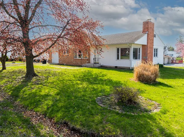 825 Madison St, Louisville, IL 62858