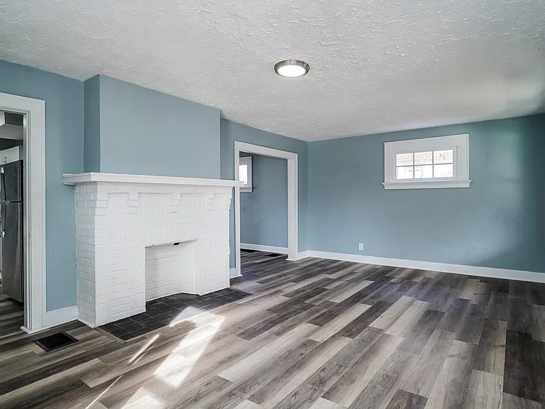 497513_018_living_room_13559125.jpg