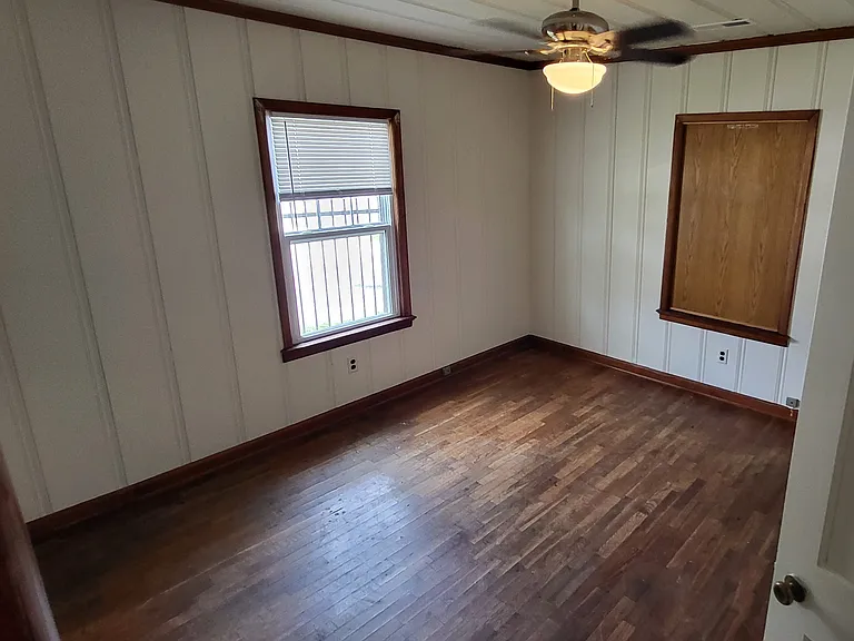 924 E Turner St — Photo 17