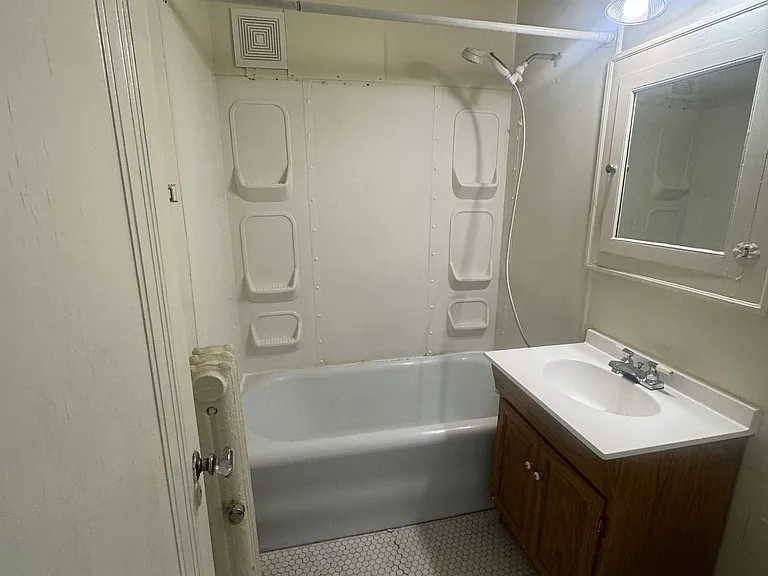 Devonshire Apartments — Photo 13
