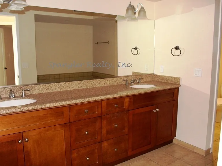 553 Laguna Dr — Photo 10