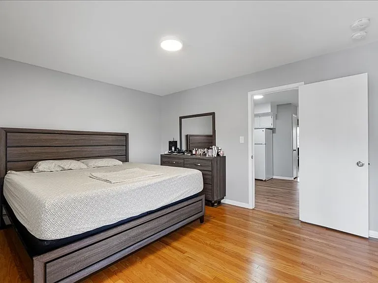 Renovated apartment with pool and parking — Photo 23