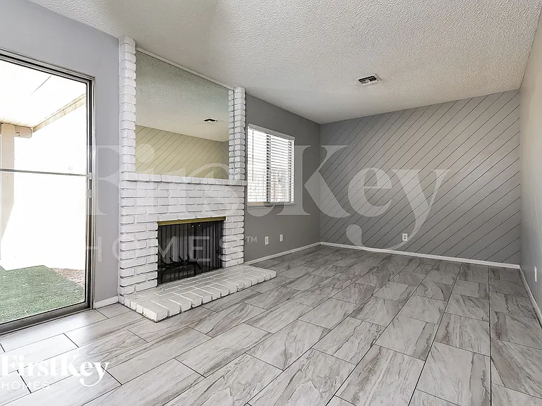 1613 Amboy Dr — Photo 3