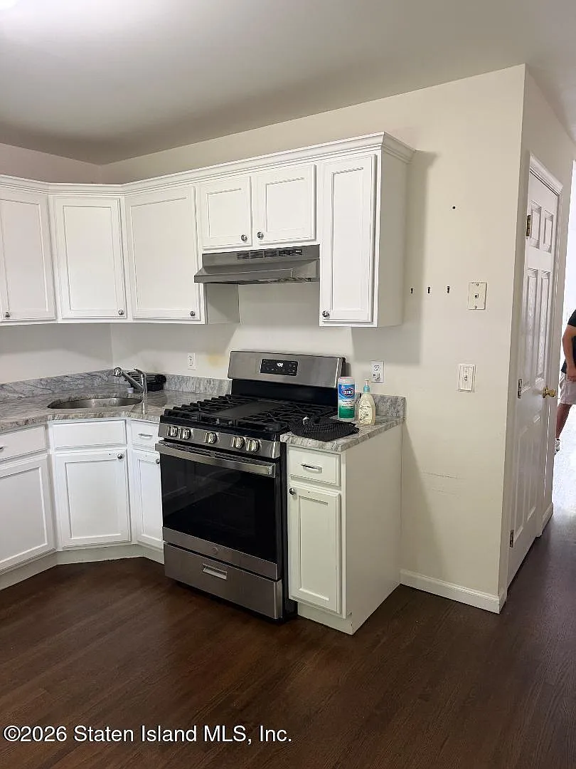 3 bed, 2.0 bath, 918 sqft, $2,800 — Photo 3