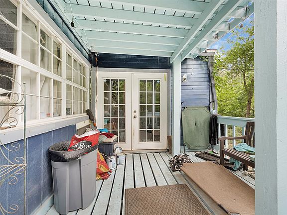 4th image of 203 Lazy Hollow Ln