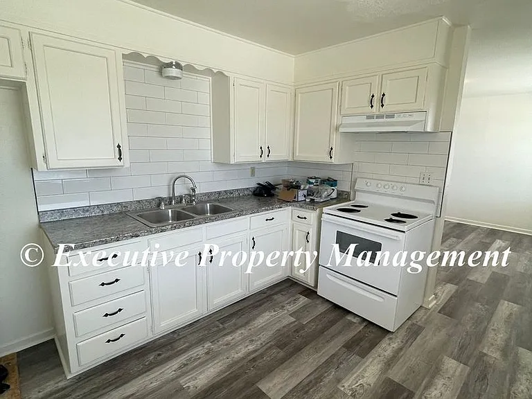 105 E Avenue B — Photo 6