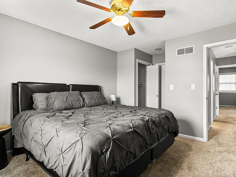 910 E Summit St — Photo 32