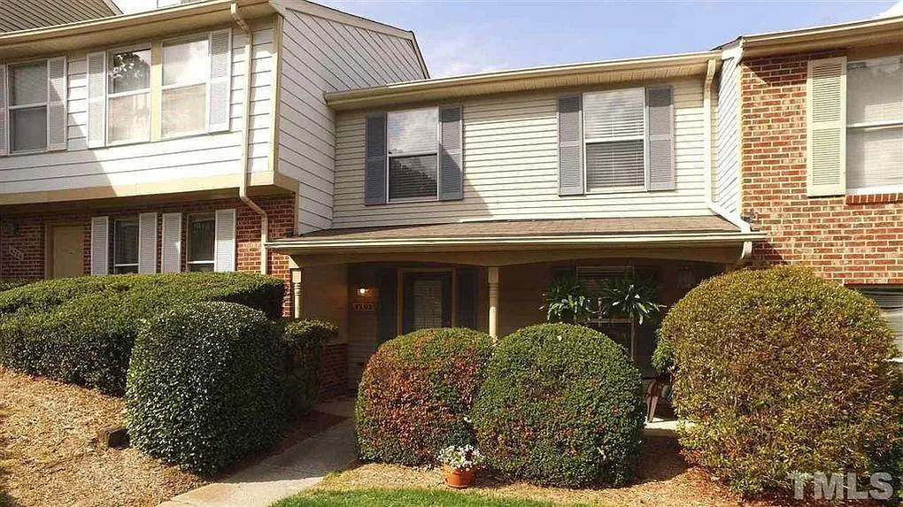 3 bed, 2.5 bath, 1300 sqft, $1,800 — Photo 2