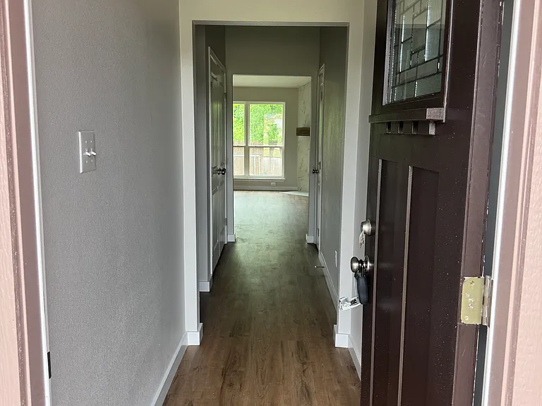 908 Creekview Dr — Photo 4