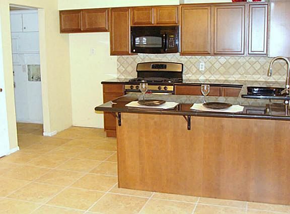 5th image of 615 Dover Dr