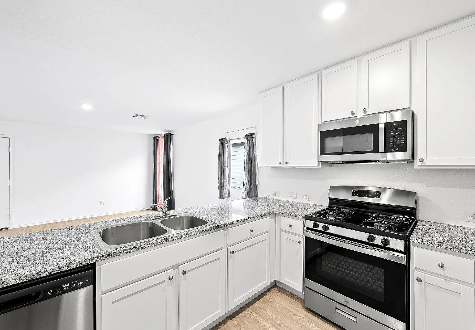 3 bed, 2.0 bath, 1450 sqft, $1,695 — Photo 2