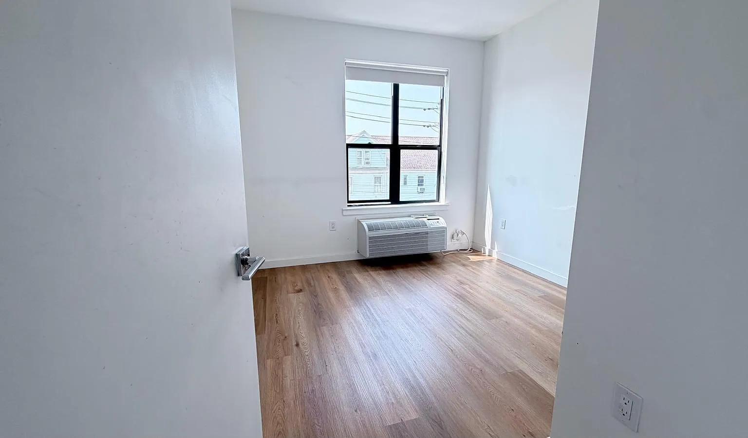 176 W 7th St — Photo 3