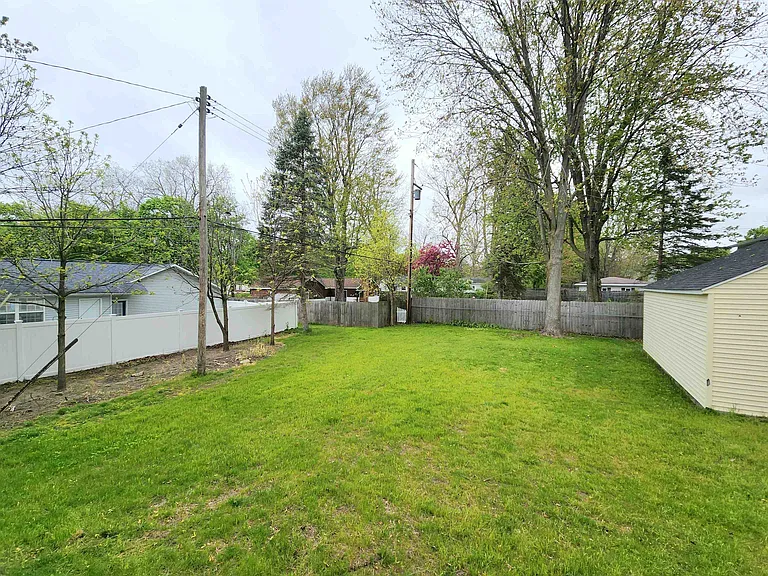 2201 E Ashman St — Photo 15