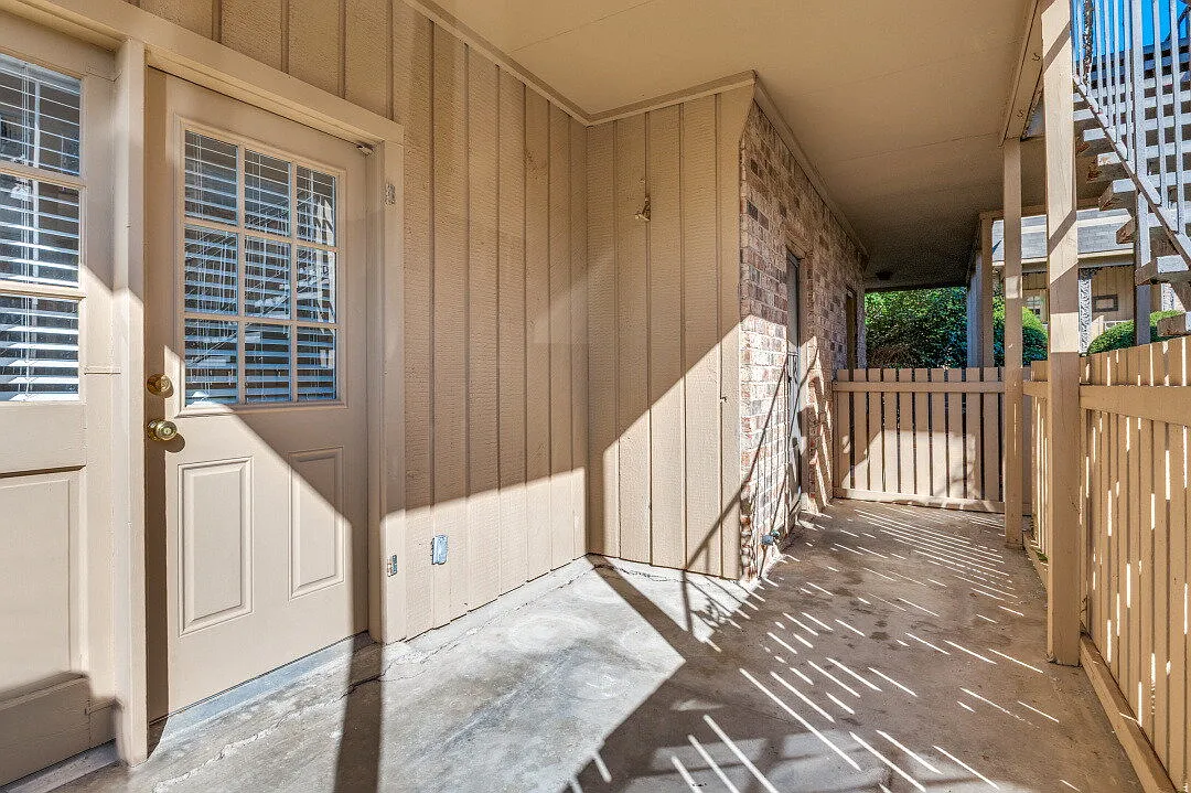 Building Photo - 4409 Bellaire Dr S #113