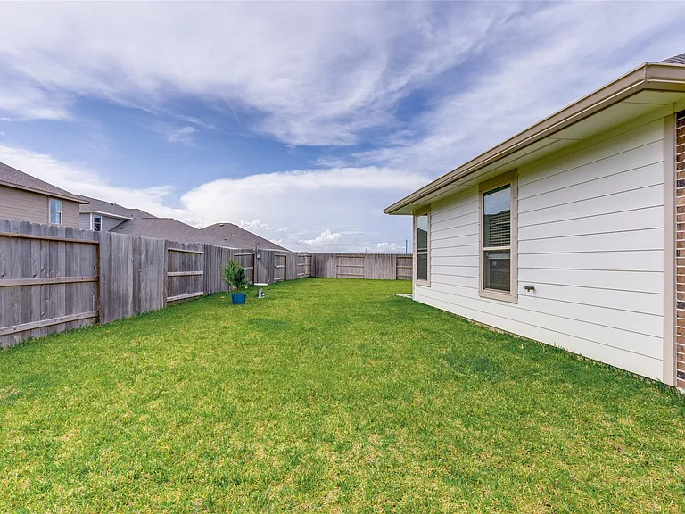 1902 Middle Pass Ln — Photo 24