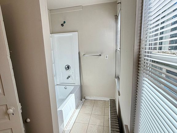 4th image of 634 E King St #2