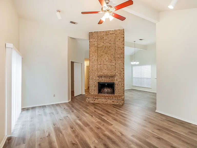1525 Miller Ave — Photo 5