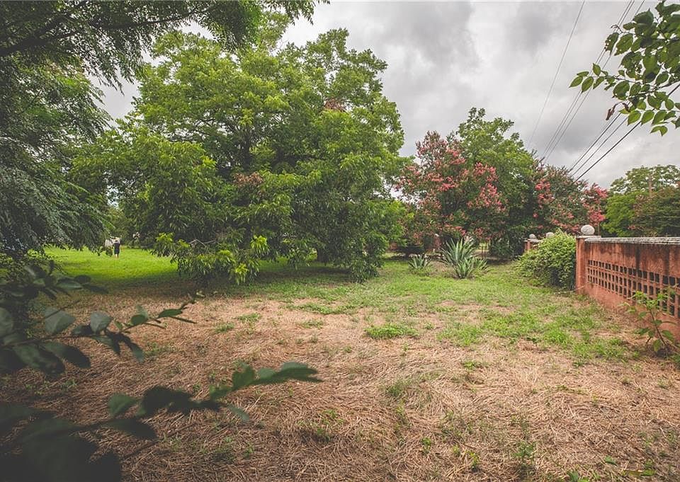 2nd image of 607 Montopolis Dr