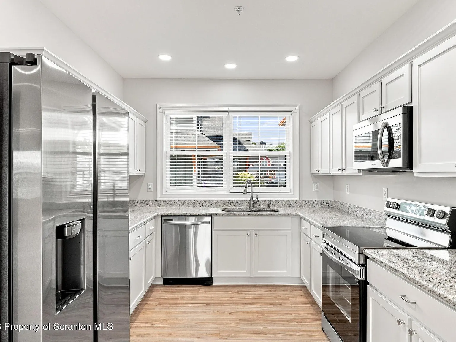 3 bed, 2.5 bath, 2300 sqft, $3,800 — Photo 2