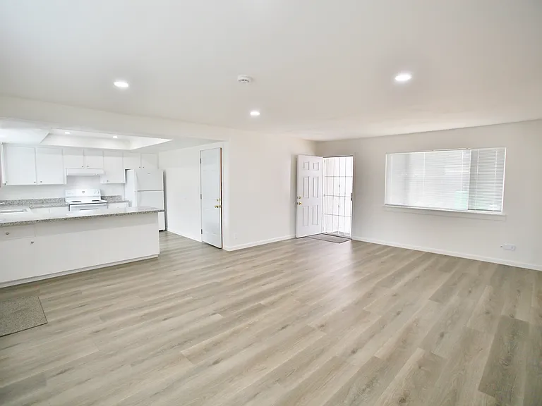20310 Concord Ave — Photo 3