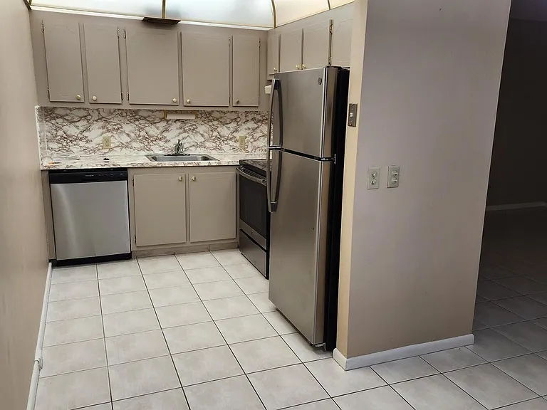 251 Fanshaw Dr #F — Photo 1