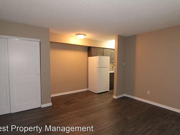 2nd image of 612 S Van Buren St APT 3