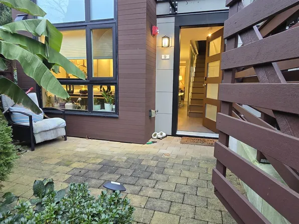 2358 Western Ave #9, North Vancouver, BC V7M 2L3