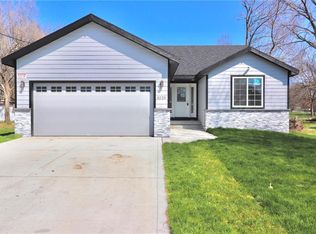 3225 E 37th St, Des Moines, IA 50317