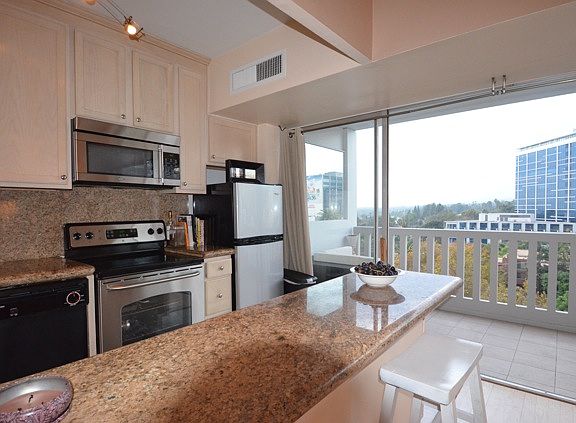 5th image of 999 N Doheny Dr APT 902