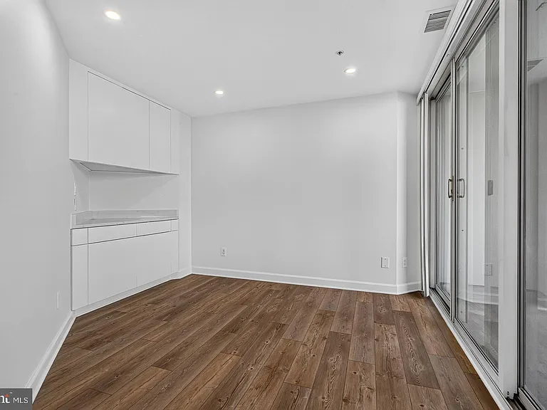 100 Harborview Dr #411 — Photo 24