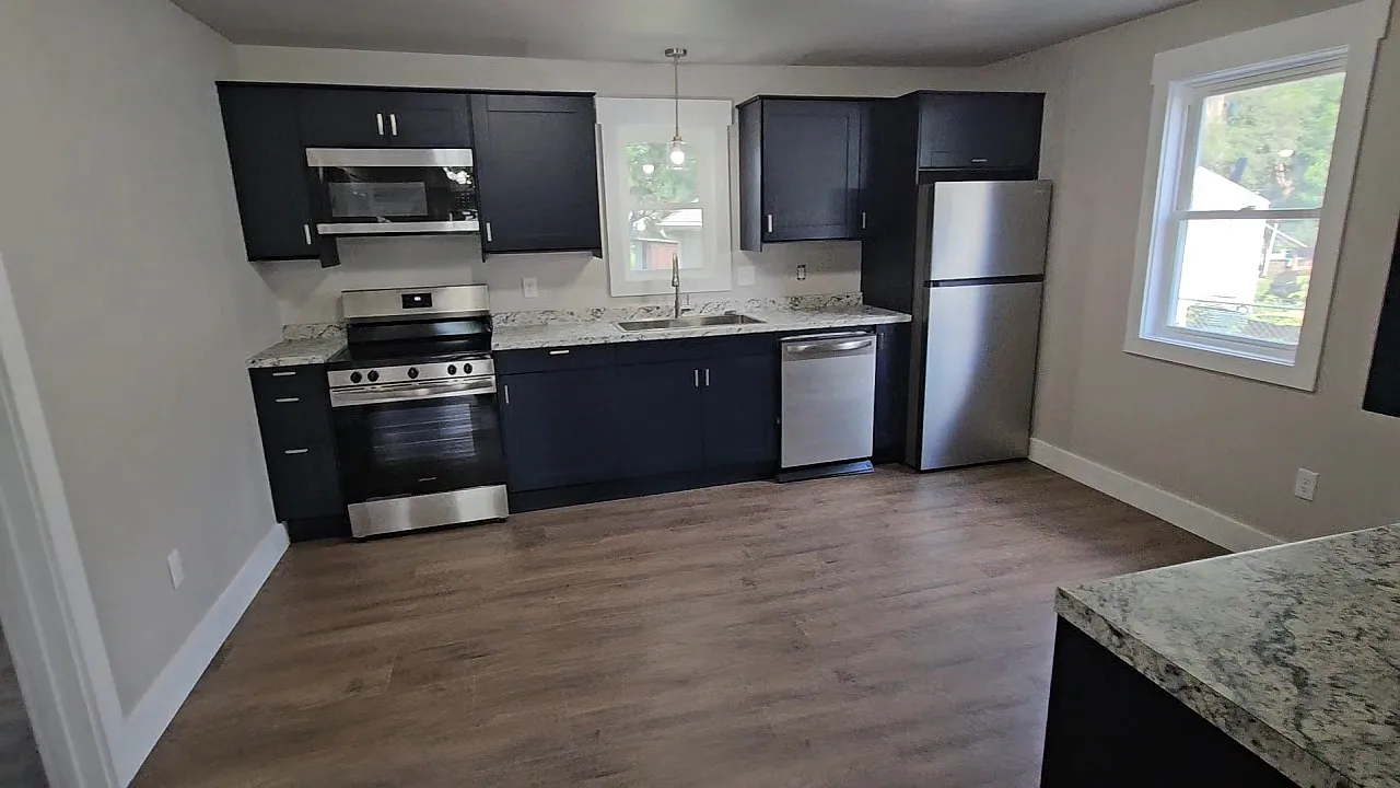 3 bed, 1000 sqft, $1,600 — Photo 4