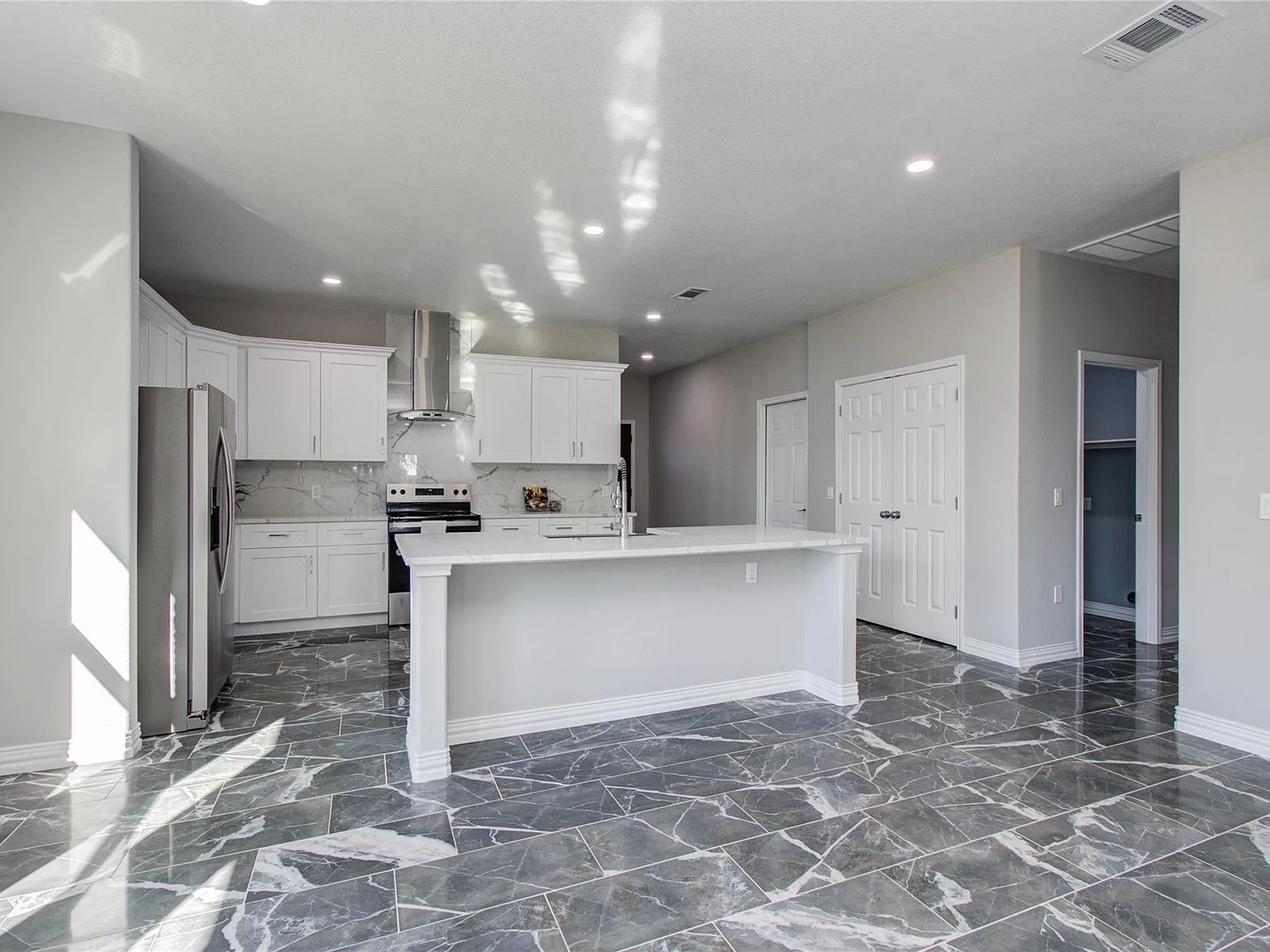 4 bed, 2.0 bath, 2032 sqft, $1,750 — Photo 4