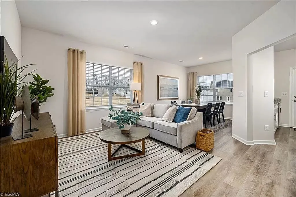 3 bed, 2.5 bath, 1429 sqft, $1,790 — Photo 3