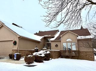 37884 N Laurel Park Dr #43, Livonia, MI 48152