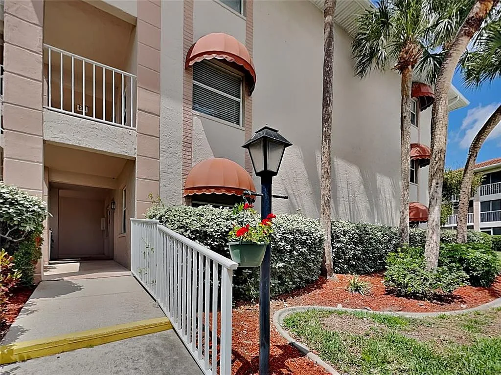 2 bed, 2.0 bath, 1042 sqft, $2,145 — Photo 4