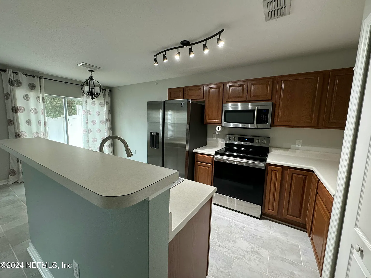 3 bed, 2.5 bath, 1364 sqft, $1,750 — Photo 1