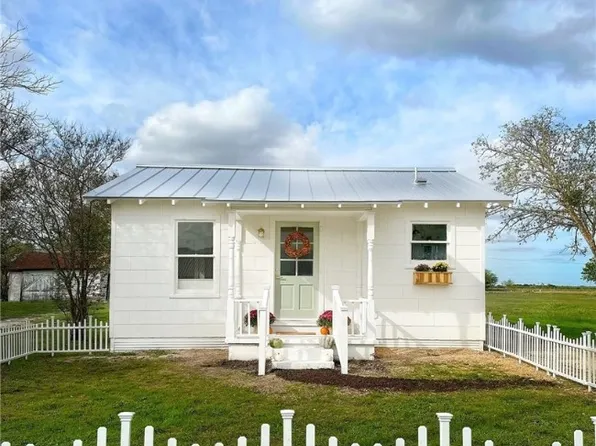 112 E Krueger St, Marion, TX 78124