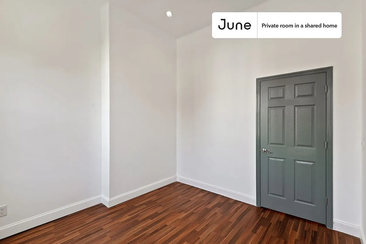 Queen bedroom in 4 bed/1 bath home in Bushwick #504 D — Photo 4