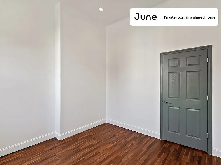 1110 Halsey St #D — Photo 4