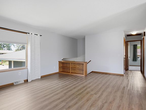 5th image of 717 Colonial Cir
